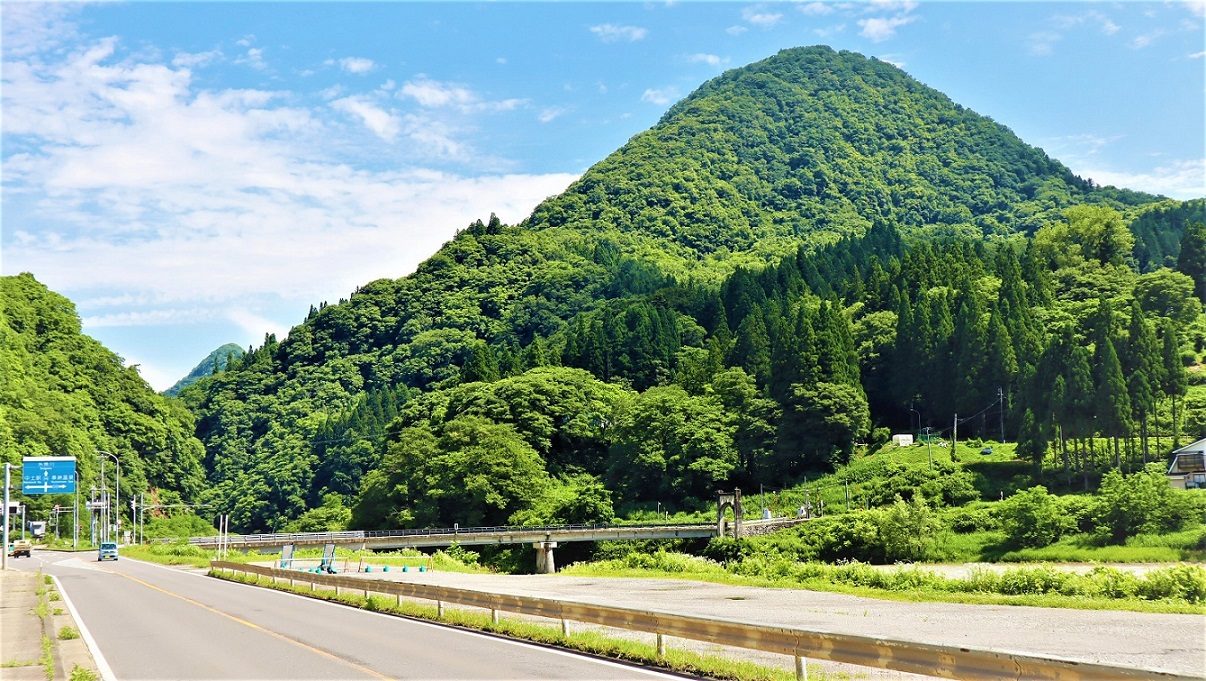 細野工務店　新緑の小谷村